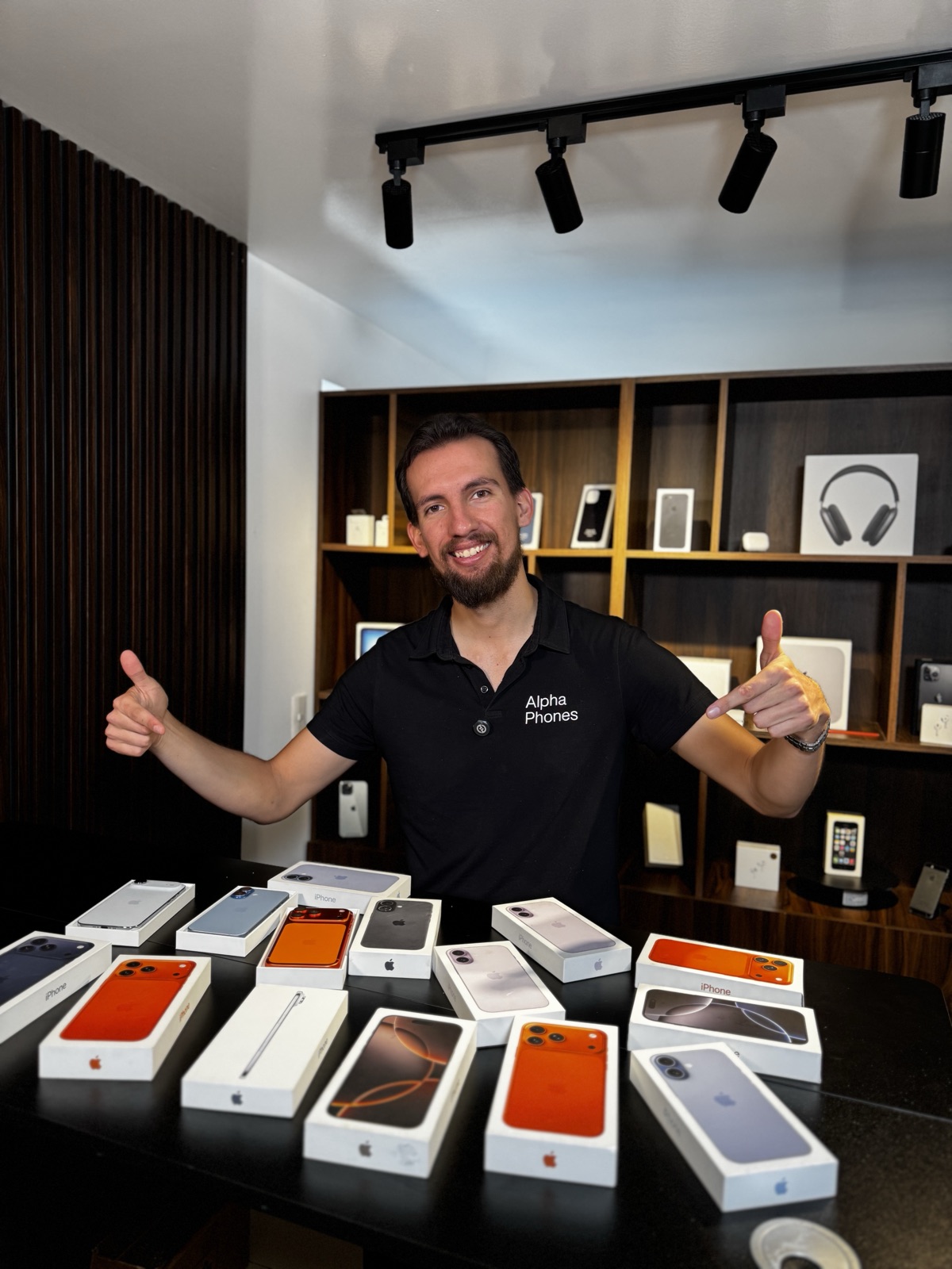 Cris con inventario completo de iPhones