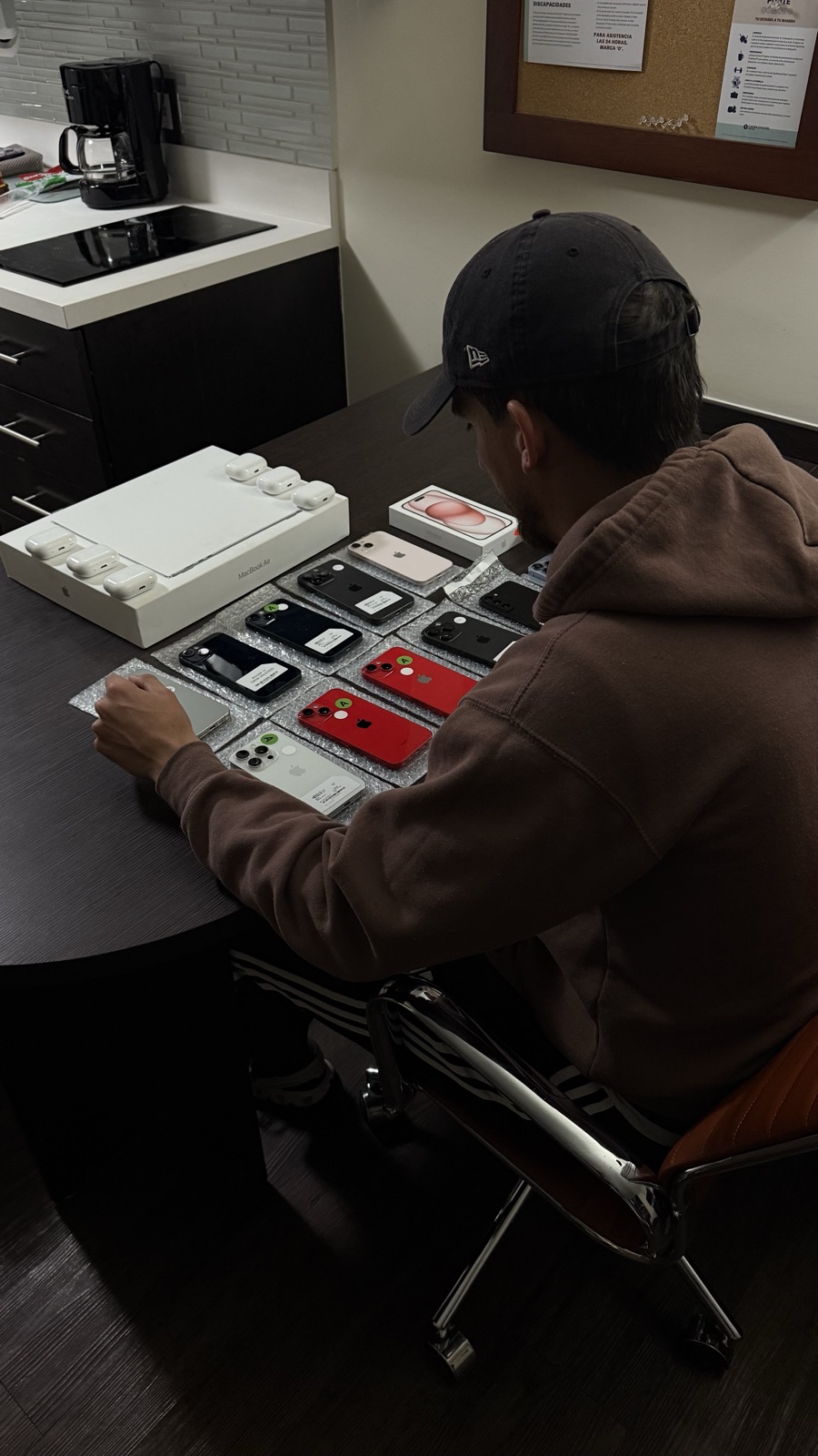 Cris empacando iPhones para envío