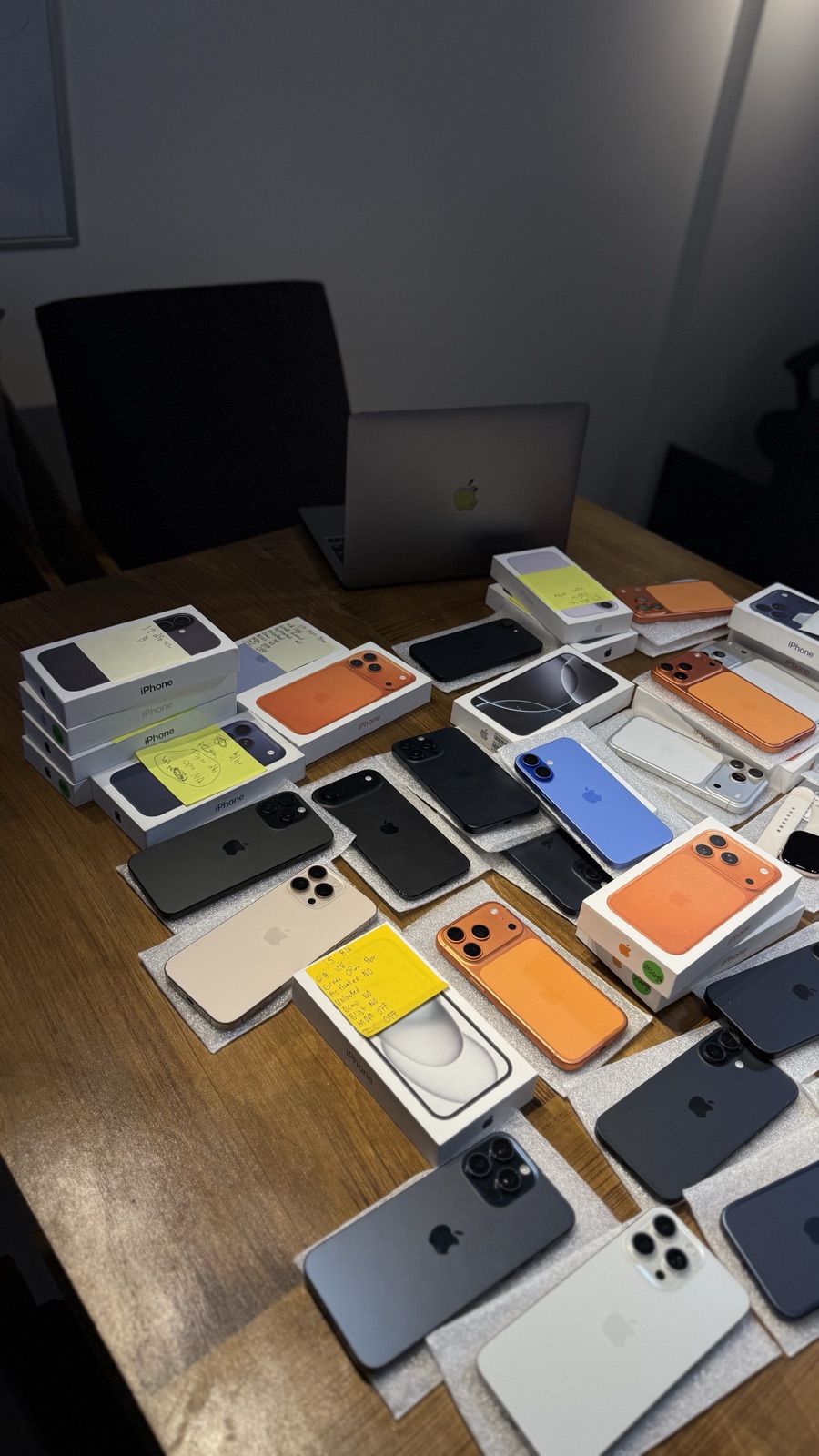 Mesa con múltiples iPhones desempacados